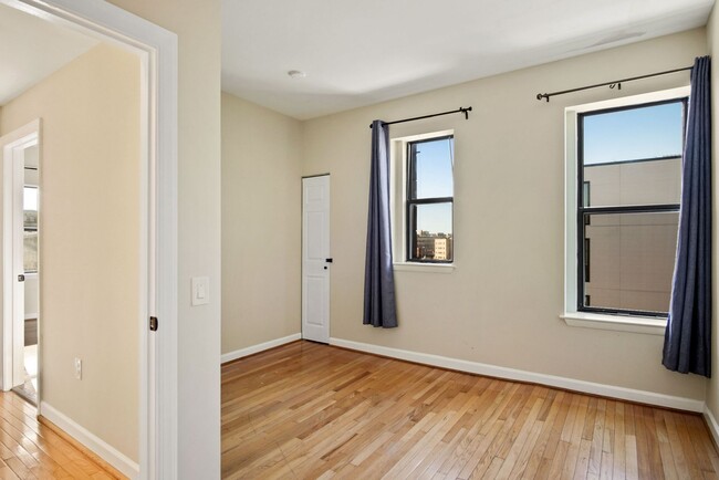 Building Photo - Spacious Top Floor 2 bed 2 bath in the hea...