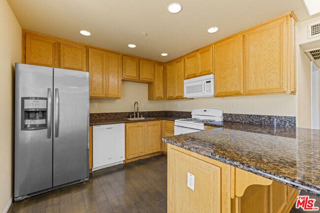 Building Photo - 6815 Baird Ave