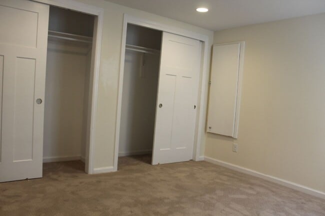 Building Photo - Gorgeous 2 Story End Unit in Lakewood!