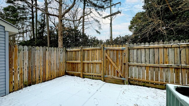 Building Photo - Lovely 2-Bedroom, 1.5-Bath End Unit Townho...