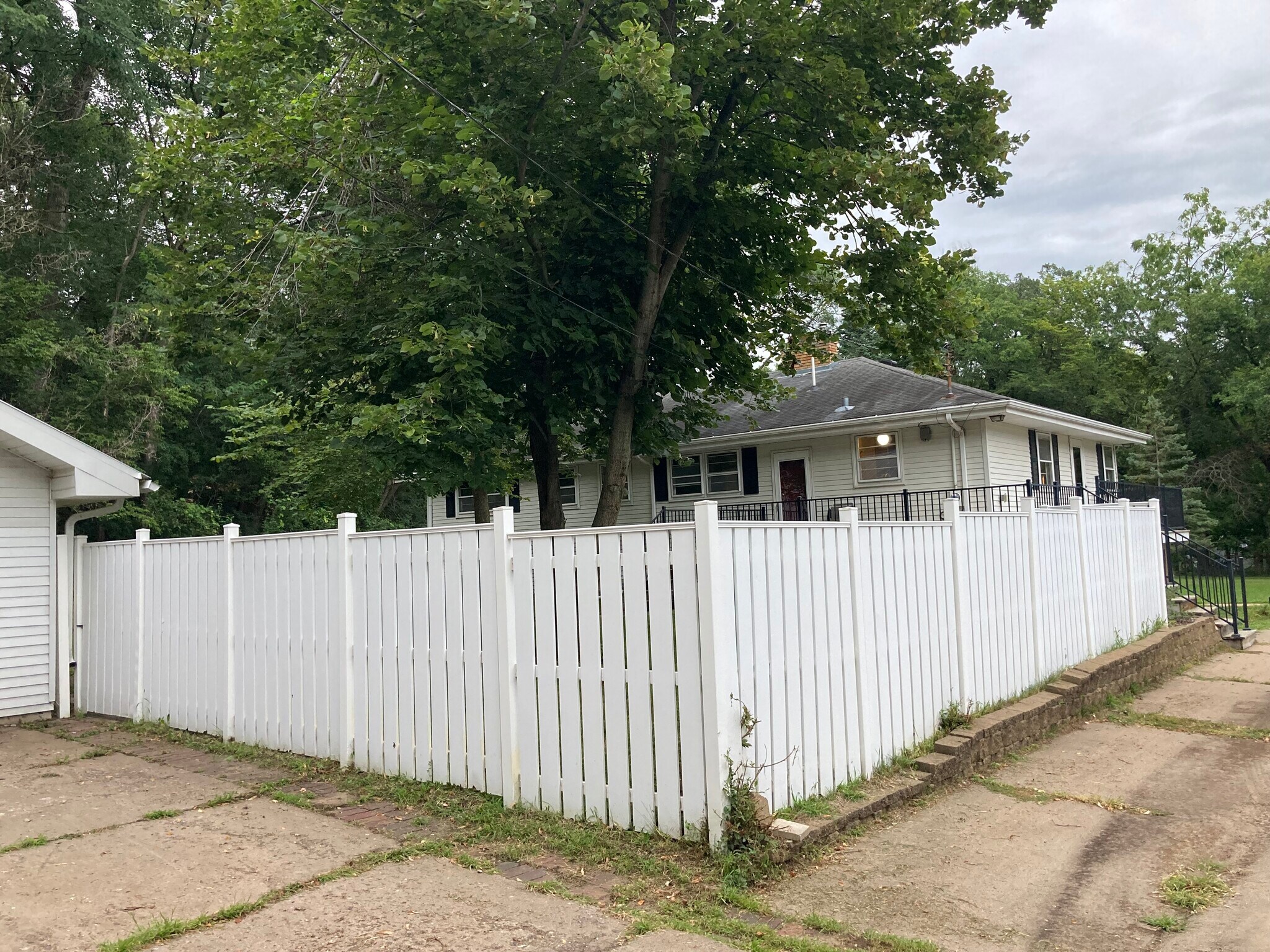 3080 Perrot Fenced Yard - 3080 Perrot Ave S
