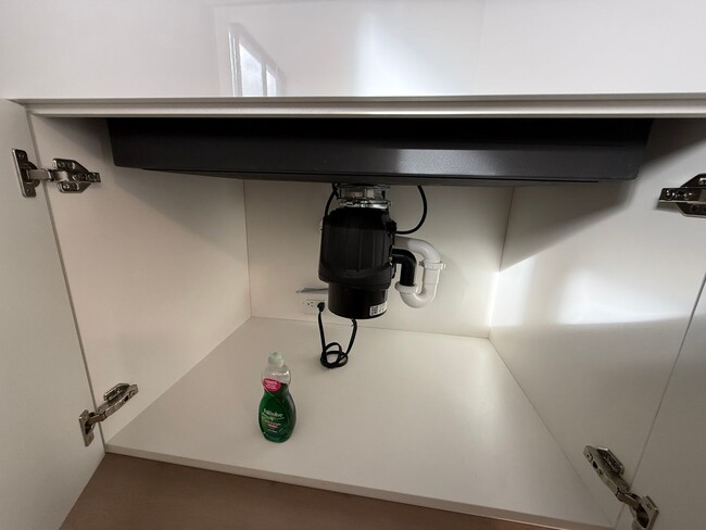 Building Photo - Luna-Liho Towers - Fully renovated, washer/dryer in the unit, AC