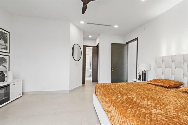 Building Photo - 585 Dolphin Ave SE