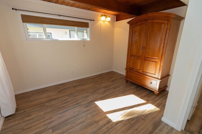 Building Photo - 3 Bedroom 2 Bath Gambrel Nestled in Big Bear City