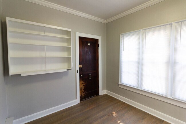 Building Photo - Very Large 1 Bed / 1 Bath
