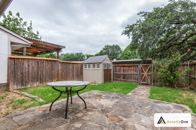 Building Photo - Updated North Dallas Townhome | 2 Pools | Clubhouse | Richardson ISD | Private Backyard