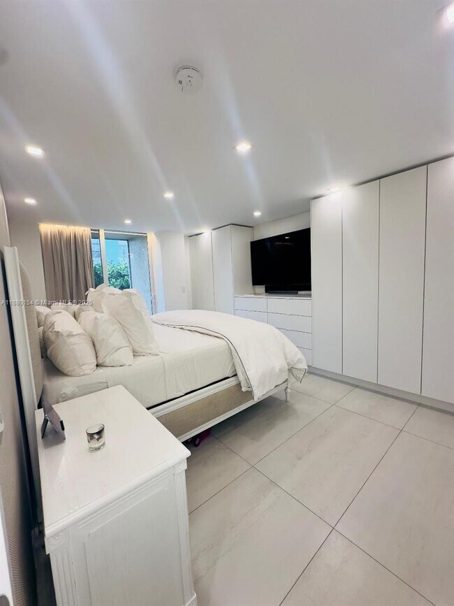 Building Photo - 2821 NE 163rd St