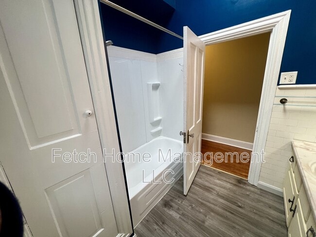 Building Photo - 533 W Walnut St