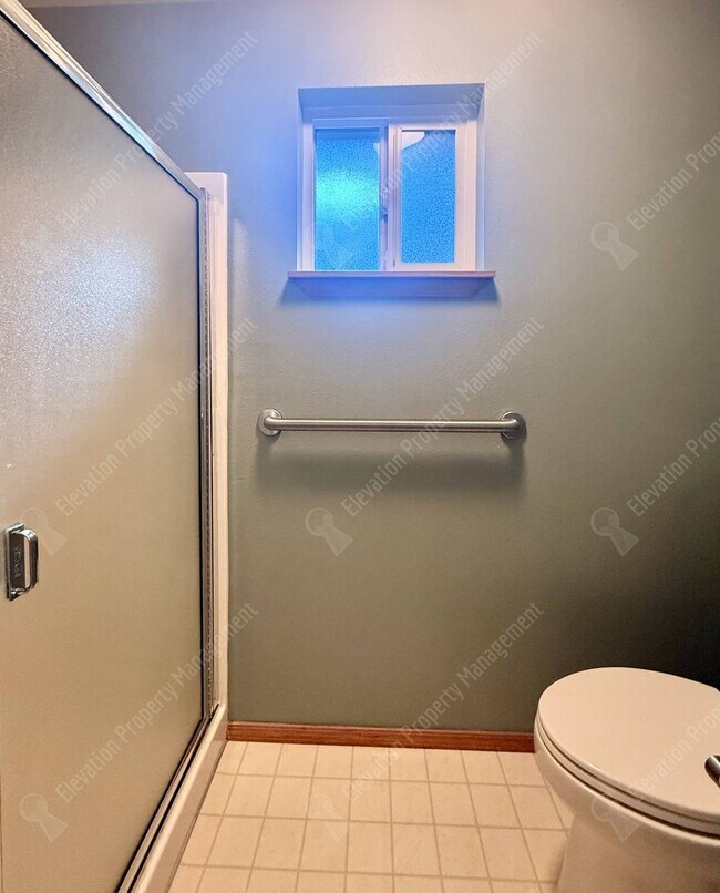 Building Photo - Single-Level Living in a Prime NE Bend Location