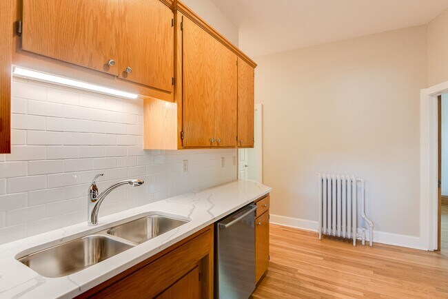 Building Photo - Recently Renovated 4-Bed Close to Macalester, St Thomas, Concordia & St Kate's!