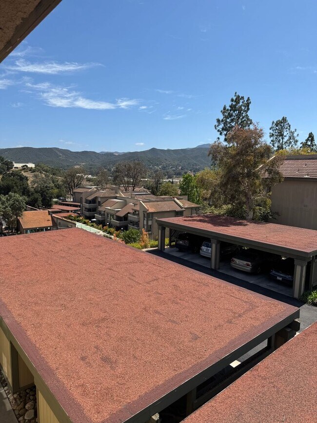 Building Photo - Light Filled Top Floor Condo in Premier 55+ Oaknoll Community