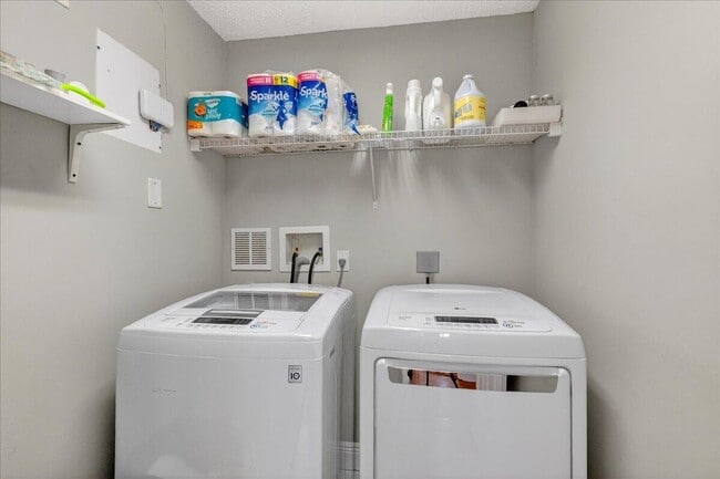 Building Photo - 3544 Lakewood Pl