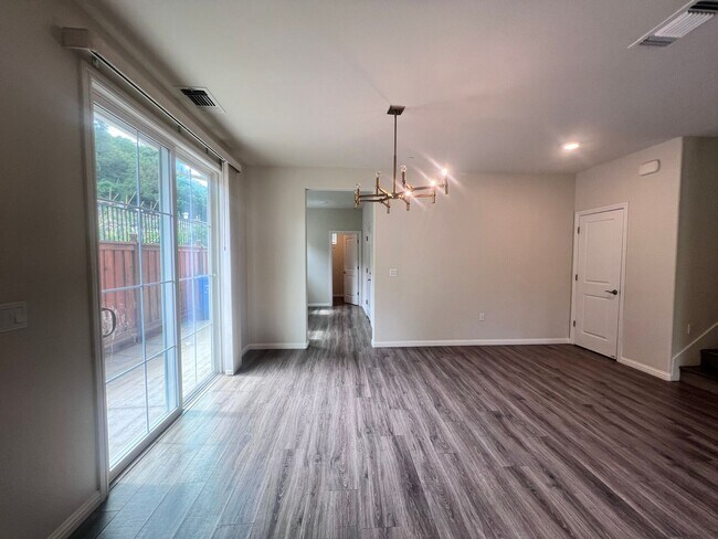 Building Photo - STUNNING 4BD/2.5BA TOWNHOUSE IN WALNUT CREEK!!!