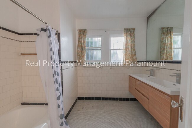 Building Photo - 1929 N Berendo St