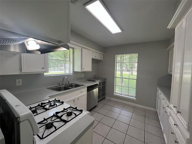 Building Photo - 2402 Fawnwood Ln