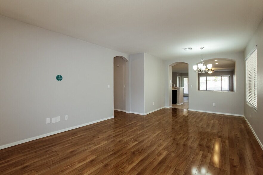 Building Photo - 10810 W Alvarado Rd