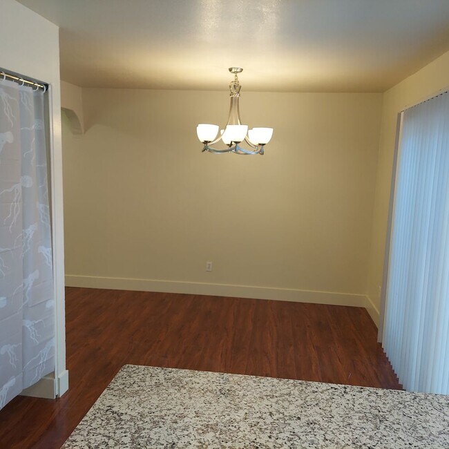 Building Photo - Nice 3 bedroom condo near CSUS.  Available for move in this month.