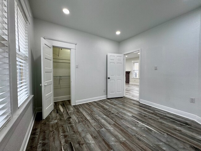 Building Photo - 409 S Willow Ave
