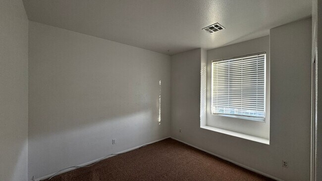 Building Photo - NW 3 BDRM Plus Loft