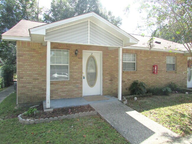 Primary Photo - Available 11/17 – Spacious 2/2 Duplex with...