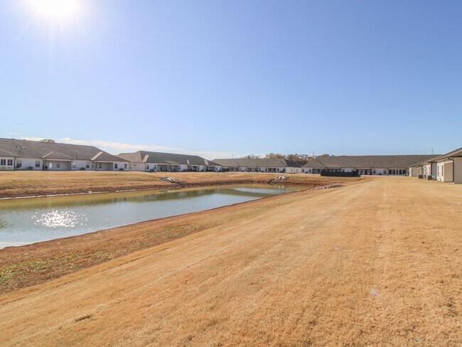 Building Photo - Lovely townhome between Athens and Madison!