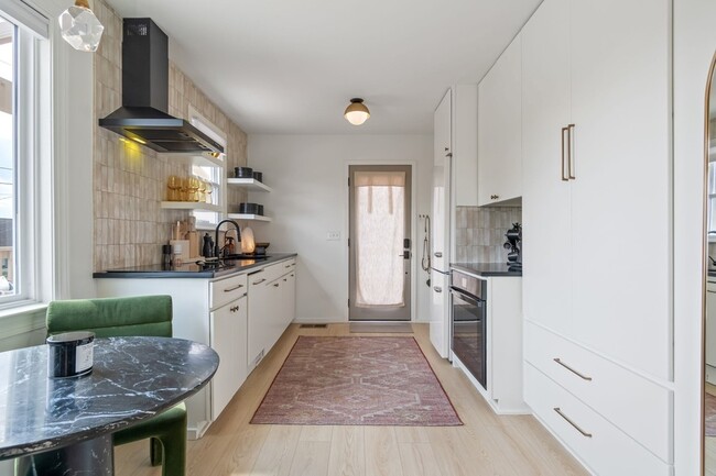 Building Photo - 3804 Lookout Dr