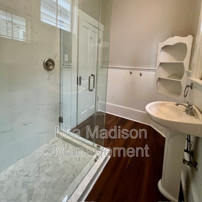 Building Photo - 123 E 40th St