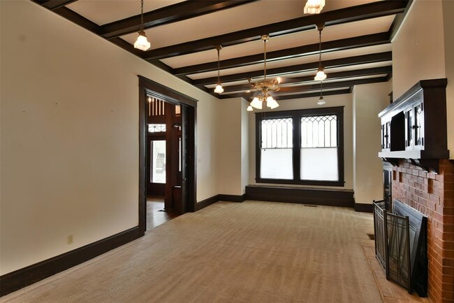 Building Photo - 1002 S Day St