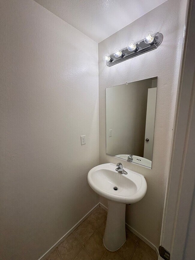 Building Photo - Beautiful home Ready to move in.