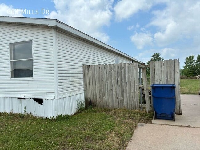 Building Photo - 663 W Mills Dr
