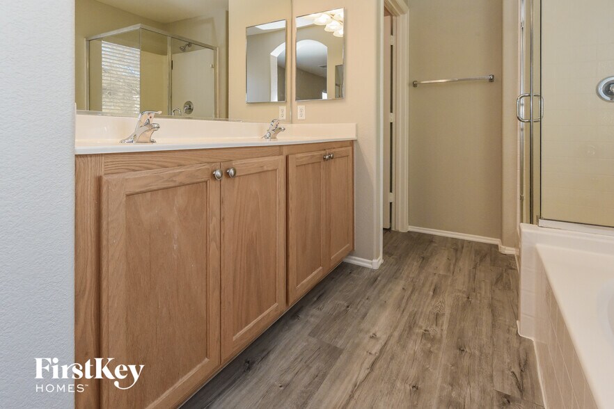 Building Photo - 10221 Kermode Ct