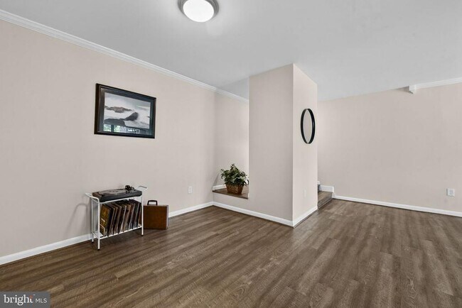 Building Photo - 11240 Chestnut Grove Square