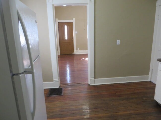 Building Photo - February - One Bedroom Cottage House in the Heart of Downtown (West Central, Downtown)