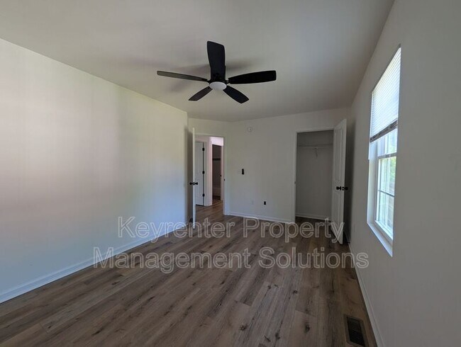 Building Photo - 55 Breezewood Dr