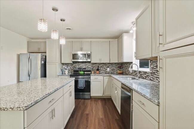 Building Photo - 13715 Dixie Dr