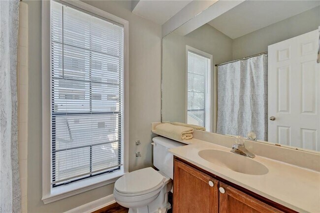 Building Photo - 711 W 21st St