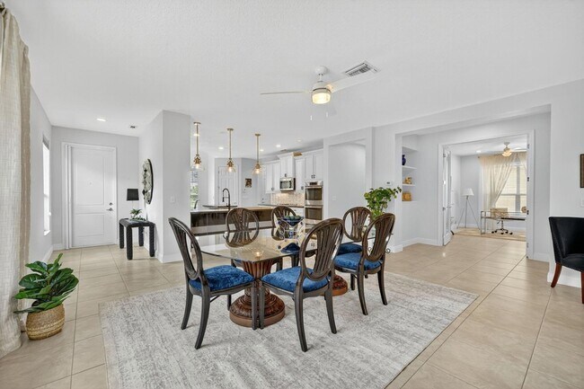 Building Photo - 9624 SW Royal Poinciana Dr