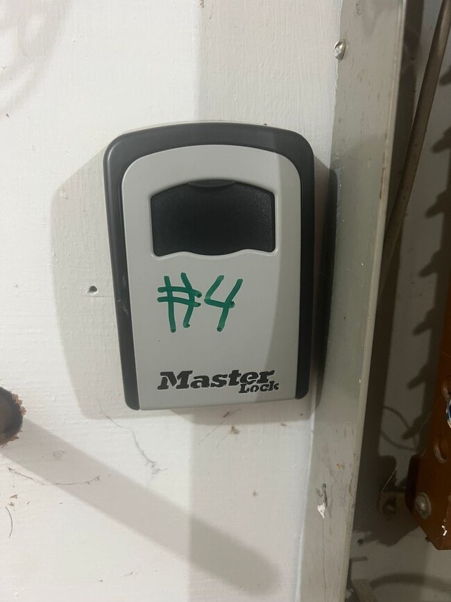 Building Photo - Downtown Kittery- close to the Shipyard