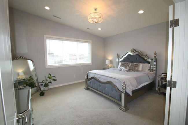 Building Photo - BEAUTIFUL 4+ BR, 2.5 BA - SPECIAL $500 OFF First Mo. Rent!!