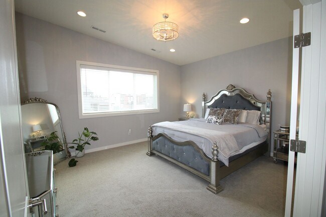 Building Photo - BEAUTIFUL 4+ BR, 2.5 BA - SPECIAL $500 OFF for December Move In!