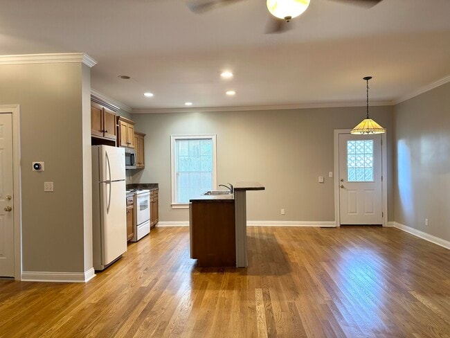 Building Photo - 114 W Green St