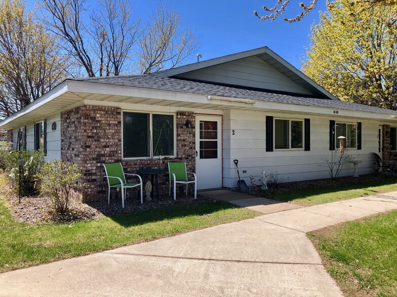 Primary Photo - 570 Valley Dr