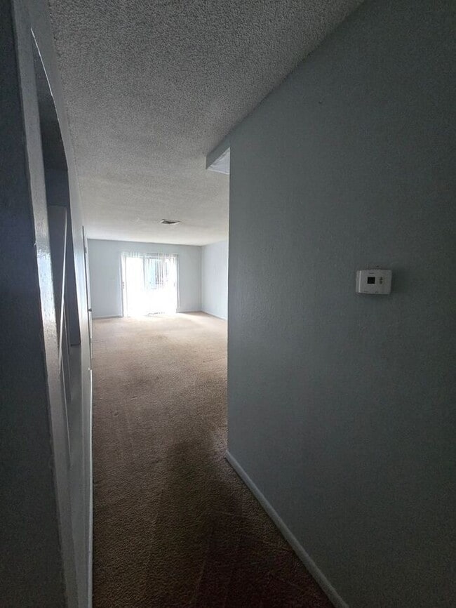 Building Photo - 2bedrooms 1.5 baths Townhome Available Now