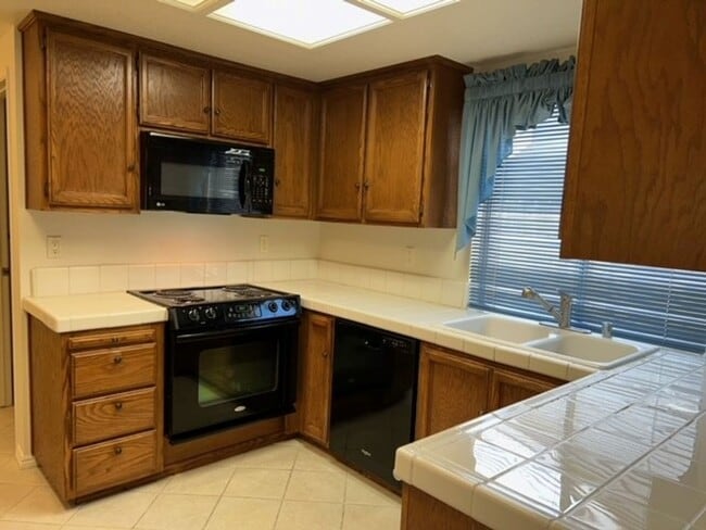 Building Photo - Vineyard home with luxury vinyl plank. Close to schools, shopping and transportation.