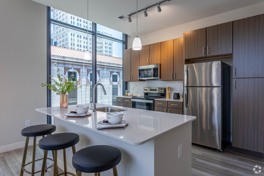 2 Br, 2 Ba - 1, 154 SFa - 4th and Race