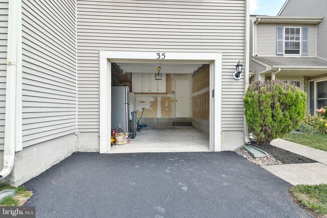 Building Photo - 35 Nutmeg Pl