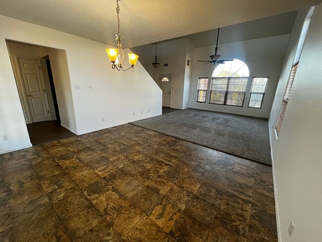 Building Photo - Beautiful 5 bedroom home located in Rio Rancho - Northern and Broadmoor 2200 sq ft