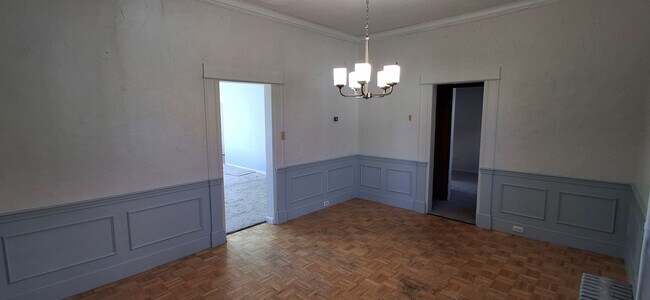 Building Photo - Spacious 4 Bedroom Stand Alone Home Near t...