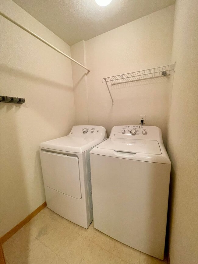 Building Photo - 2 Bed, 2 Bath Condo Near CSU!