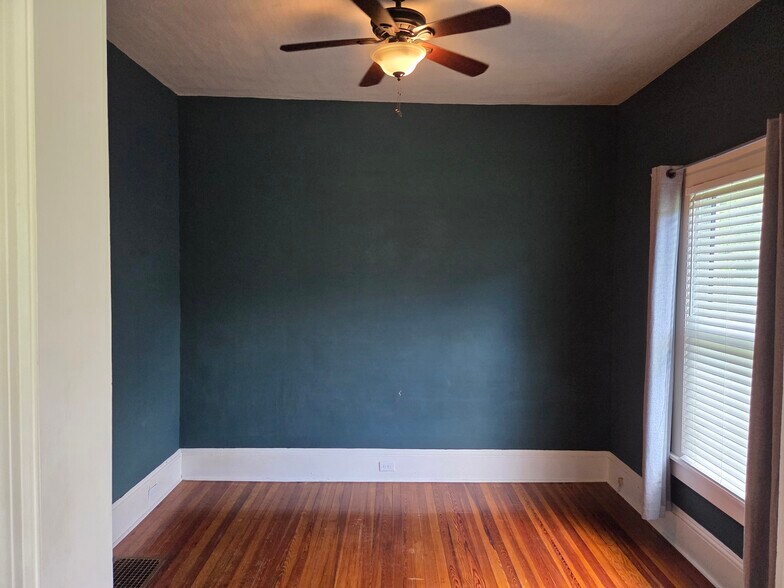 Primary bedroom - 905 E Holston Ave